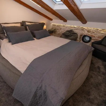 Urban Viktor - Downtown Pula